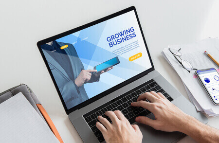Людина працює за ноутбуком з додатком Growing Business